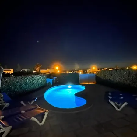 Villa Lola, Seaviews, Private Pool & Lush Yard *