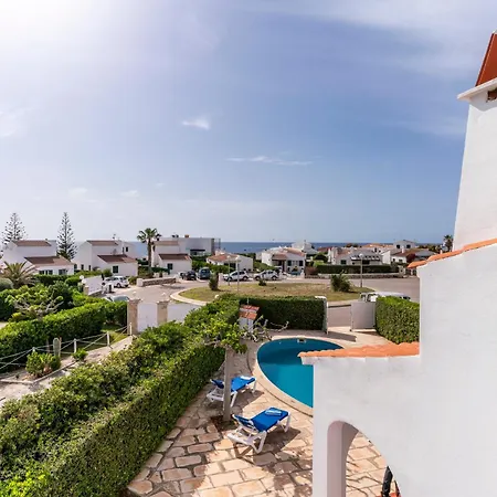 Lola, Seaviews, Private Pool & Lush Yard *