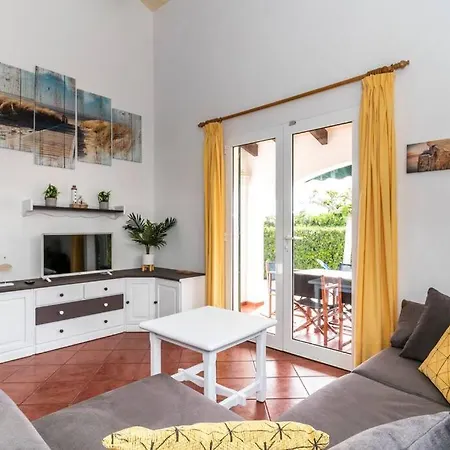 Menorcan Villa, Seaviews, Private Pool & Lush Yard *