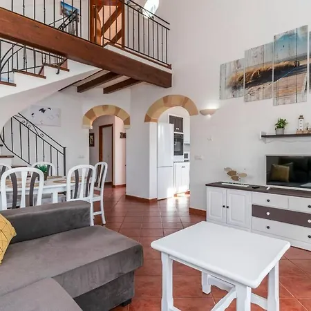 Villa Lola, Seaviews, Private Pool & Lush Yard