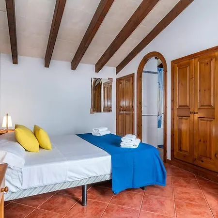 Menorcan Villa, Seaviews, Private Pool & Lush Yard Villa *