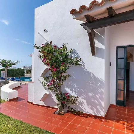 Villa Menorcan Villa, Seaviews, Private Pool & Lush Yard *
