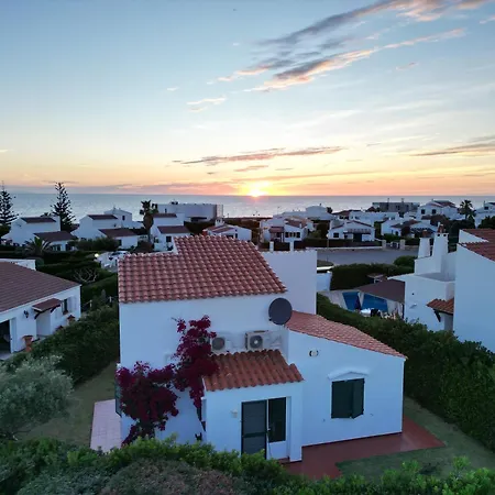 Menorcan Villa, Seaviews, Private Pool & Lush Yard *