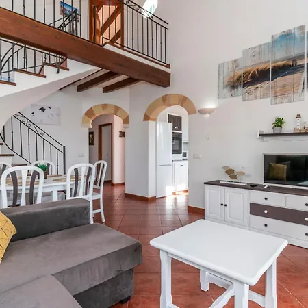 Villa Lola, Seaviews, Private Pool & Lush Yard Cala en Bosc