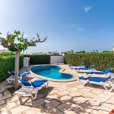 Lola, Seaviews, Private Pool & Lush Yard *