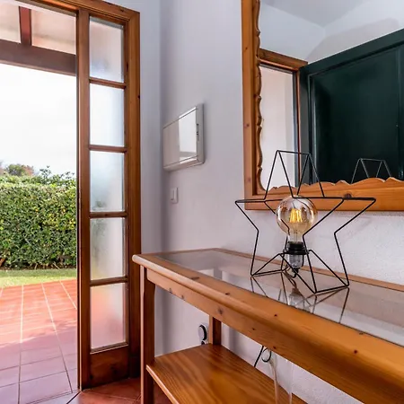 Villa Lola, Seaviews, Private Pool & Lush Yard