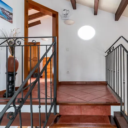 Lola, Seaviews, Private Pool & Lush Yard Villa Cala en Bosc