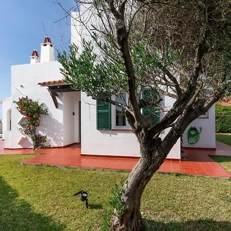 Villa Lola, Seaviews, Private Pool & Lush Yard *