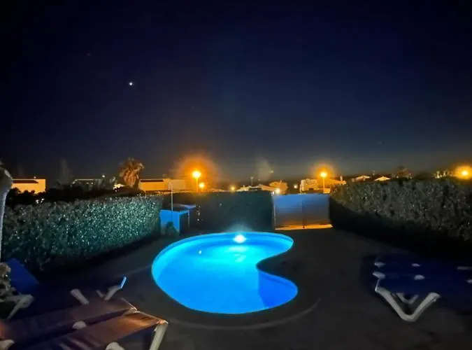 Villa Lola, Seaviews, Private Pool & Lush Yard *