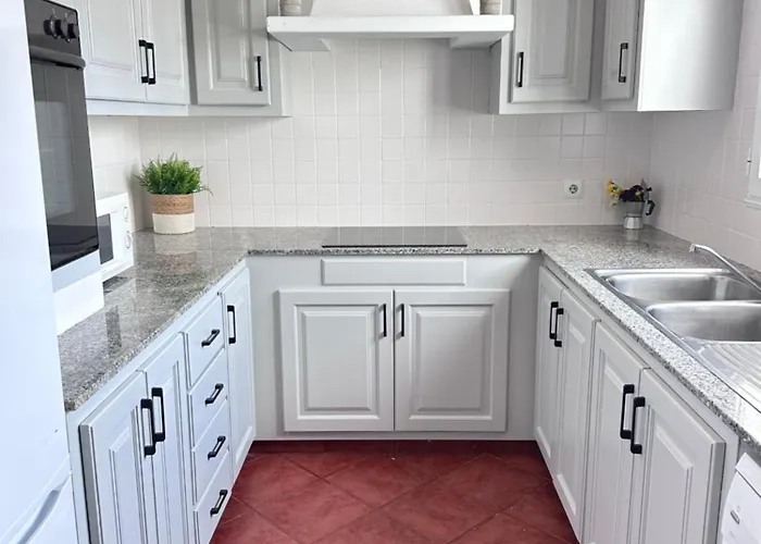 Lola, Seaviews, Private Pool & Lush Yard