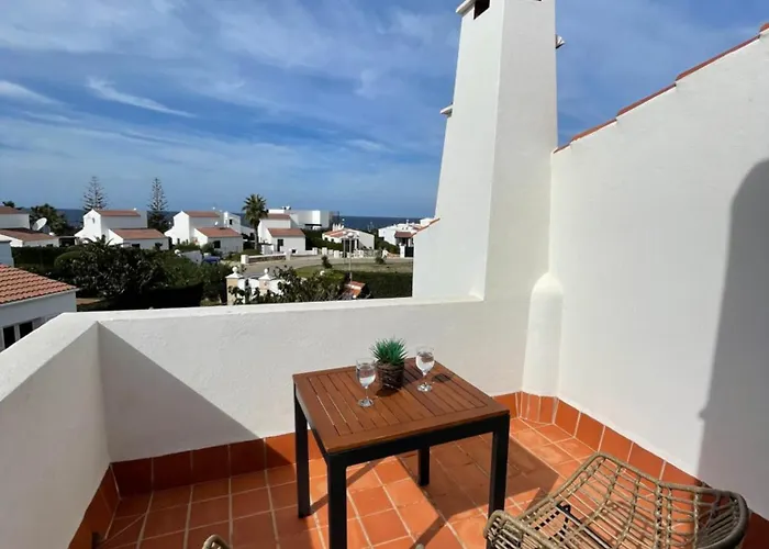 Villa Lola, Seaviews, Private Pool & Lush Yard *