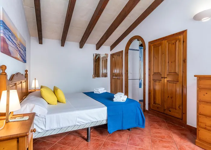 Lola, Seaviews, Private Pool & Lush Yard Villa Cala'N Bosch (Menorca)