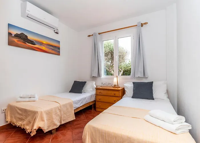 Lola, Seaviews, Private Pool & Lush Yard Villa *