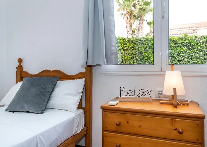 Lola, Seaviews, Private Pool & Lush Yard Villa