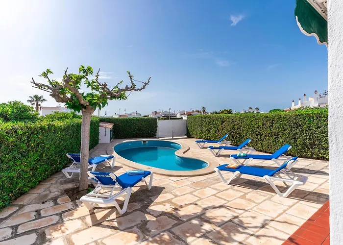 Lola, Seaviews, Private Pool & Lush Yard *