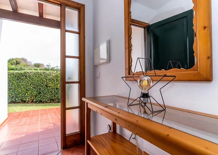 Villa Lola, Seaviews, Private Pool & Lush Yard