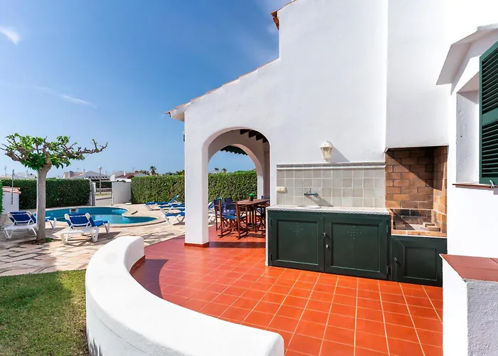 Lola, Seaviews, Private Pool & Lush Yard