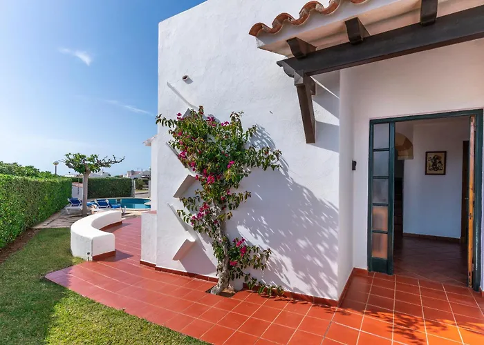 Lola, Seaviews, Private Pool & Lush Yard