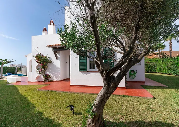 Villa Lola, Seaviews, Private Pool & Lush Yard *